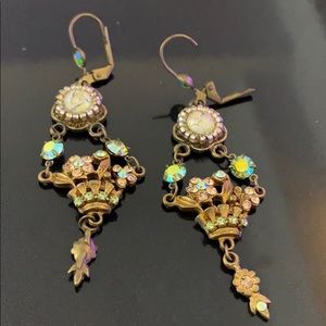 Earring with blue crystal details